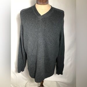 - Mens Grey Sweater. Eddie Bauer. Size Large.